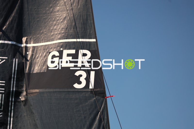 Segelboot GER 31 – Nahaufnahme des schwarzen Segels in Eckernförde