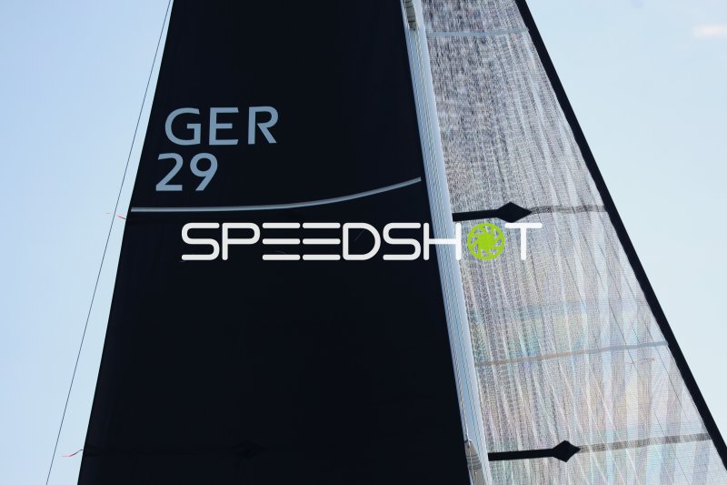 Schwarzes Großsegel mit Kennung GER 29 beim Segeln in Eckernförde