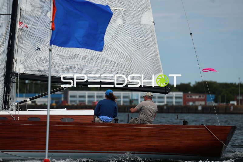 Segelboot mit zwei Personen an Bord im Hafen Eckernförde