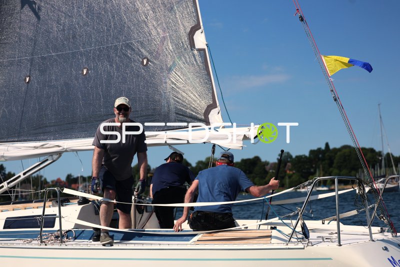 Segelteam beim Wettkampf im Hafen Eckernförde