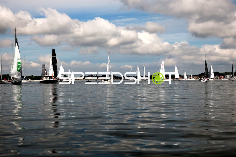 Segelregatta im Hafen Eckernförde mit mehreren Yachten