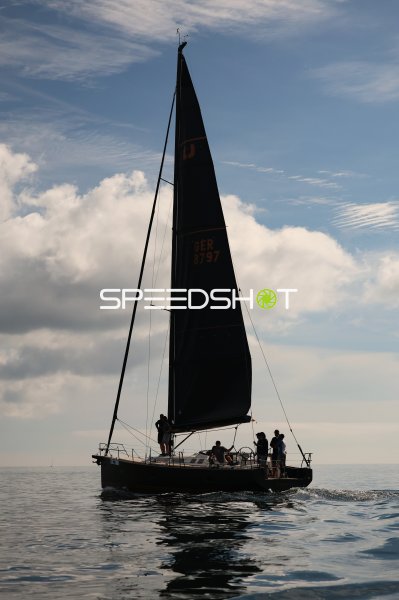 Segelboot mit Crew im Hafen Eckernförde