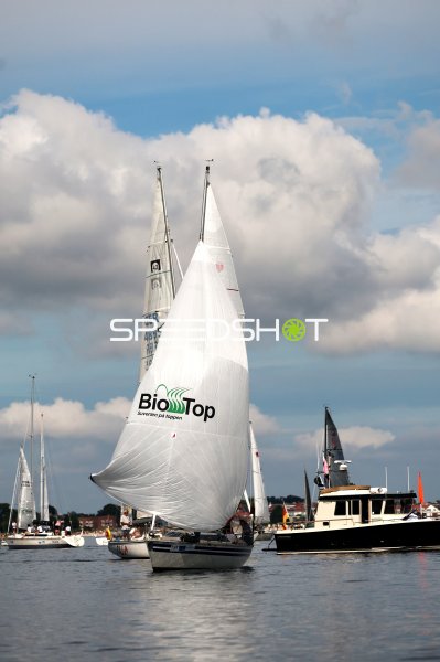 Segelboot mit BioTop-Sponsoring im Hafen Eckernförde