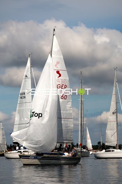 Segelregatta im Hafen Eckernförde mit mehreren Booten unter Segeln