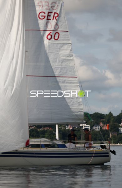 Segelboot mit deutscher Flagge im Hafen Eckernförde