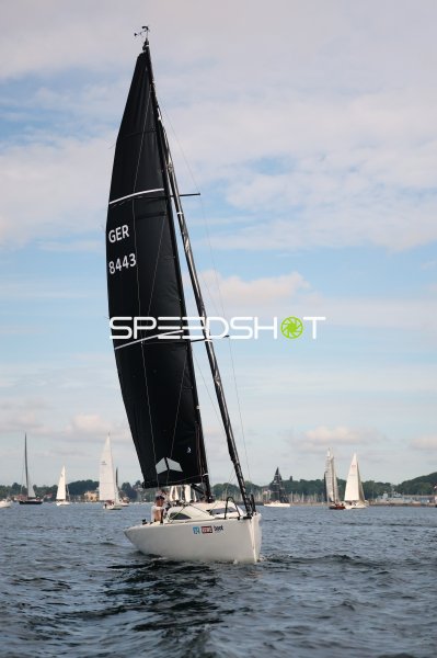 Segelboot GER 8443 bei Regatta im Hafen Eckernförde