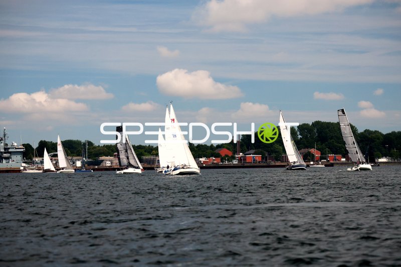 Segelregatta im Hafen Eckernförde mit mehreren Segelbooten