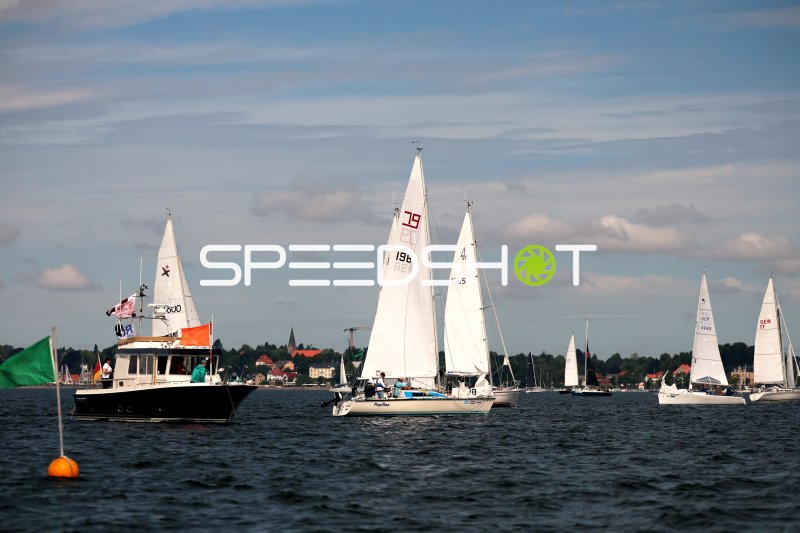 Segelregatta im Hafen Eckernförde mit mehreren Booten