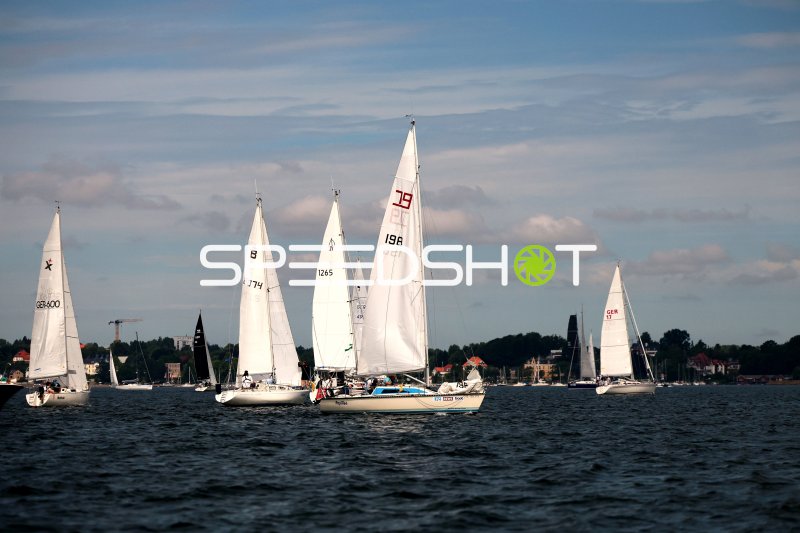 Segelregatta im Hafen Eckernförde mit mehreren Segelbooten