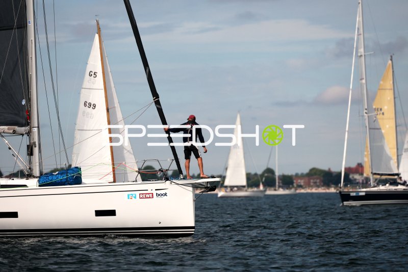 Segler bei Regattamanöver im Hafen Eckernförde