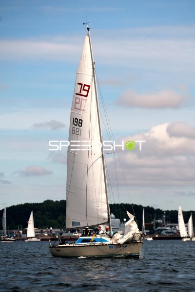 Segelboot mit Startnummer 198 im Hafen Eckernförde
