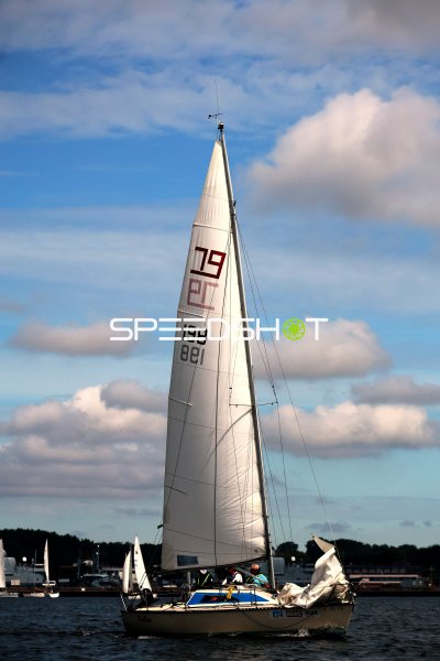 Segelboot mit Startnummer 198 im Hafen Eckernförde