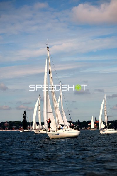 Segelregatta im Hafen Eckernförde mit mehreren Yachten unter Segeln