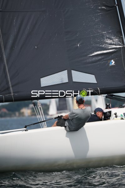 Segelwettbewerb im Hafen Eckernförde – Crew bei Manöver