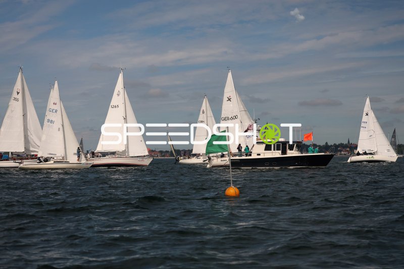 Segelregatta im Hafen Eckernförde mit mehreren Jollen und Motorboot