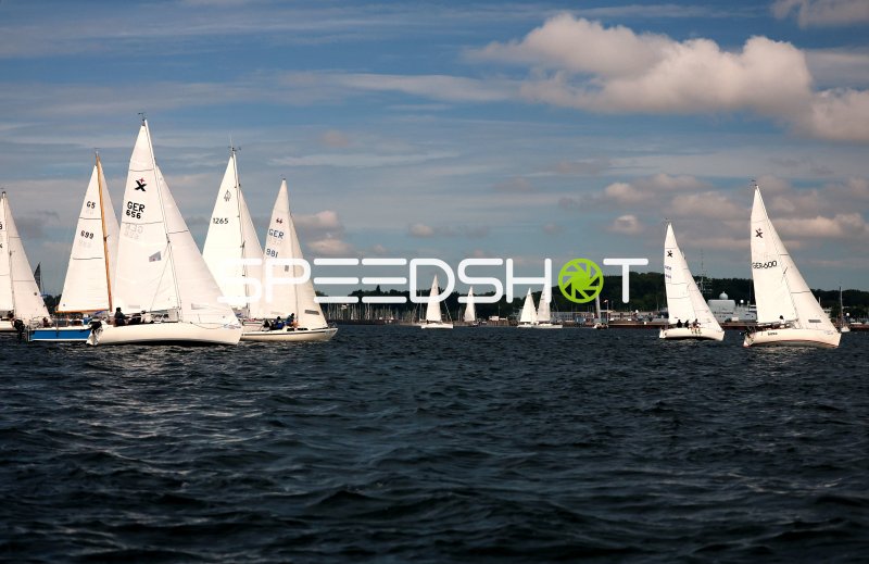 Segelregatta im Hafen Eckernförde mit mehreren Booten
