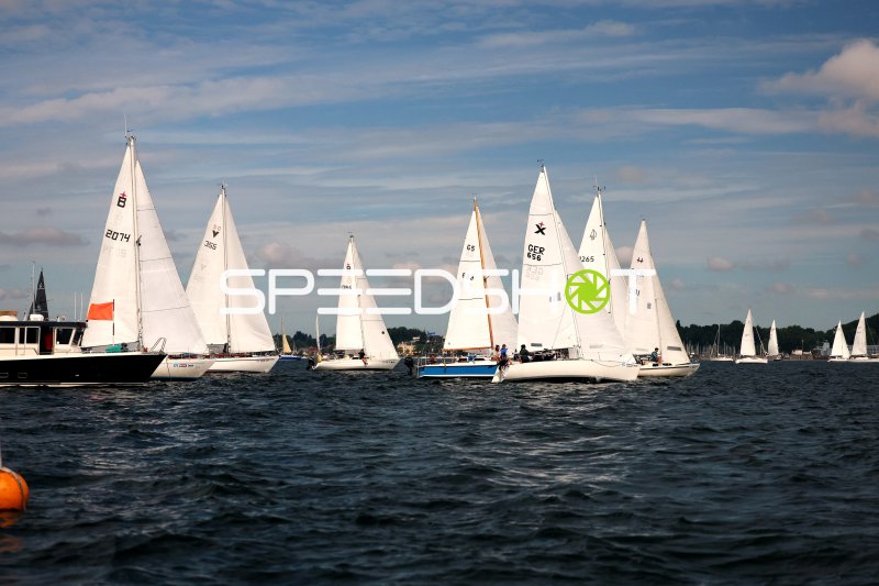 Segelregatta im Hafen Eckernförde mit mehreren Segelbooten