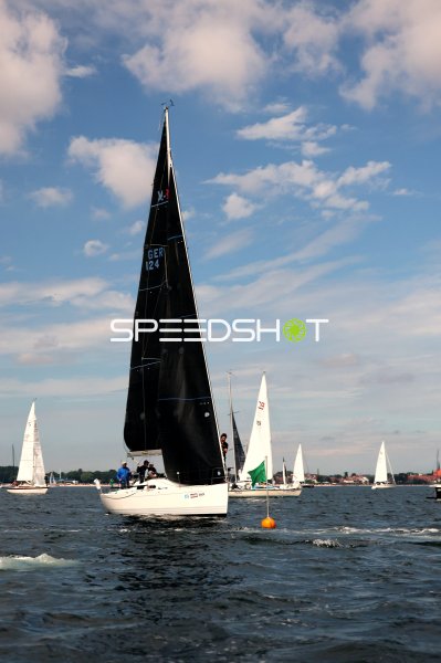 Segelregatta im Hafen Eckernförde mit mehreren Booten unter Segeln