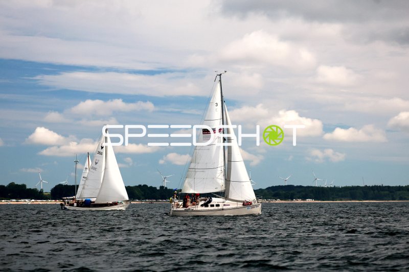 Segelregatta im Hafen Eckernförde mit zwei Segelbooten