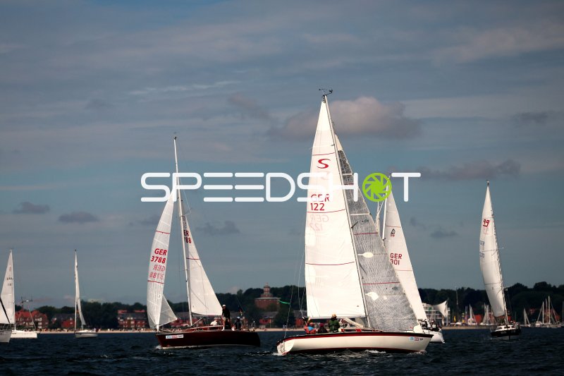 Segelregatta im Hafen Eckernförde mit mehreren Yachten