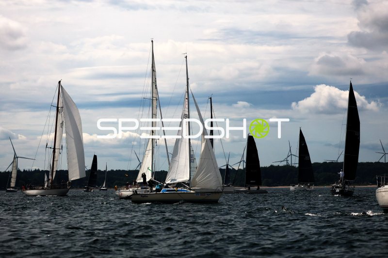 Segelregatta im Hafen Eckernförde mit mehreren Yachten