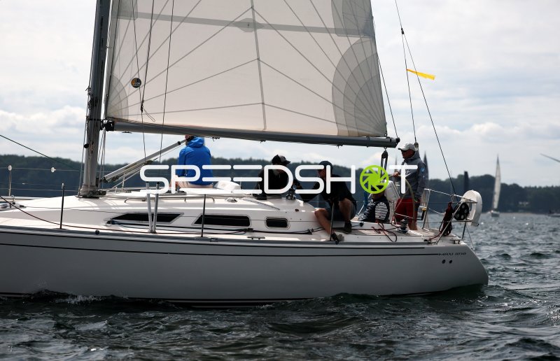 Segelboot-Crew bei Regatta im Hafen Eckernförde