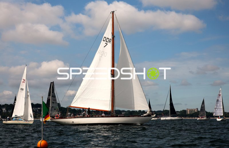 Segelregatta im Hafen Eckernförde mit historischem Segelschiff