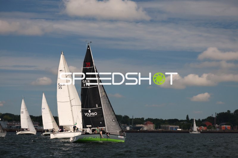 Segelregatta im Hafen Eckernförde mit mehreren Booten im Wettkampf