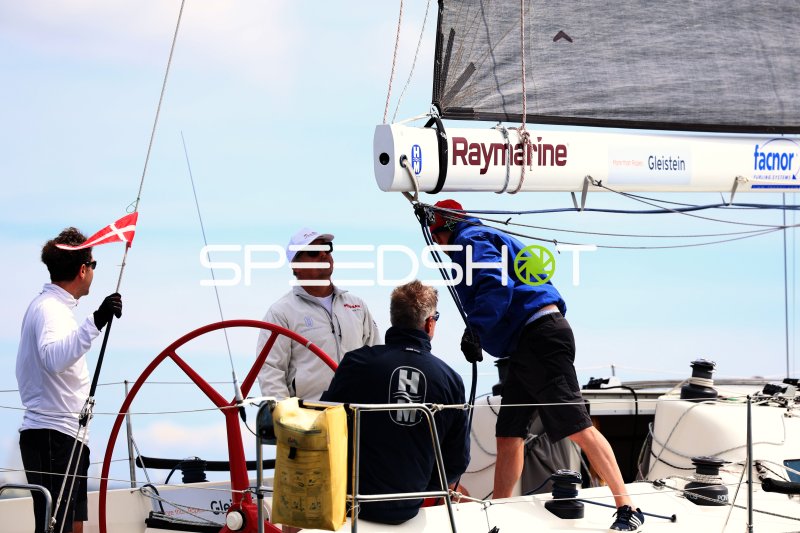 Segelcrew bei Manöver im Hafen Eckernförde