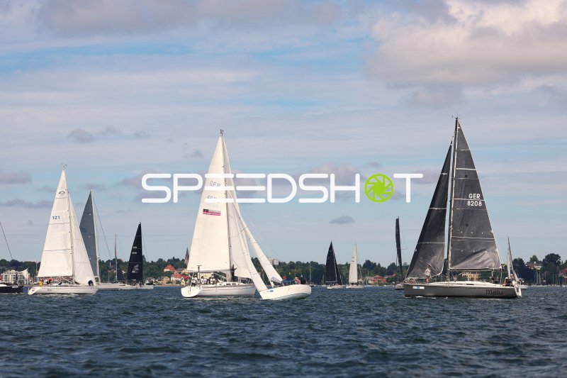 Segelregatta im Hafen Eckernförde mit mehreren Yachten