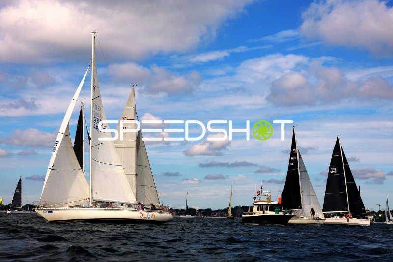 Segelregatta im Hafen Eckernförde mit mehreren Yachten unter Segeln