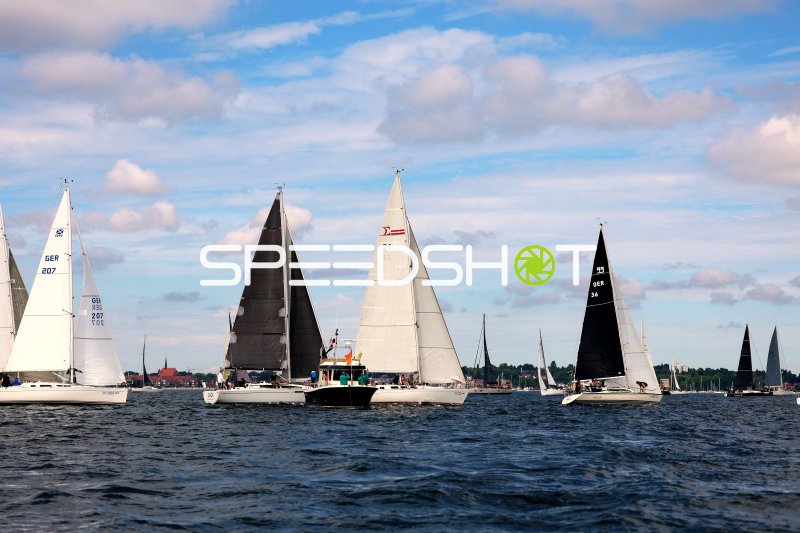 Segelregatta im Hafen Eckernförde mit mehreren Yachten