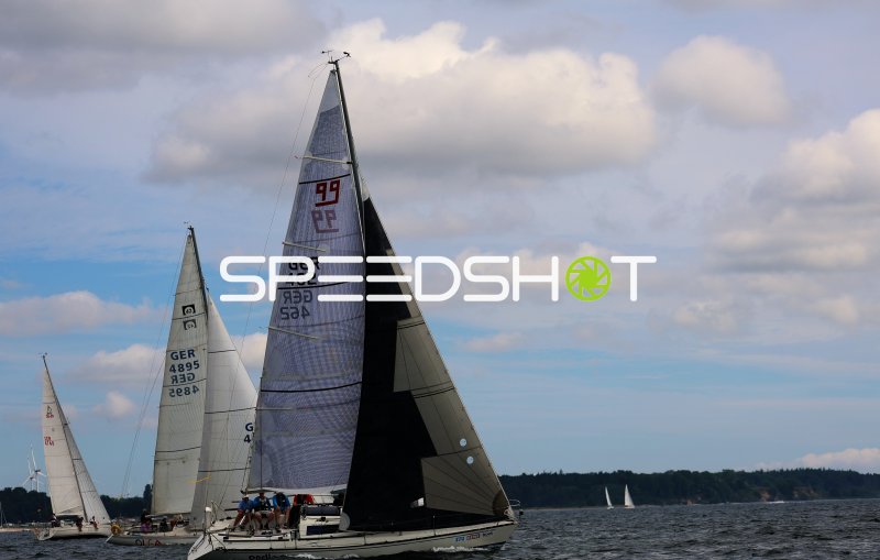 Segelregatta im Hafen Eckernförde mit mehreren Booten unter Segel