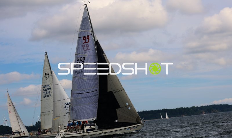 Segelregatta im Hafen Eckernförde mit mehreren Booten unter Segeln