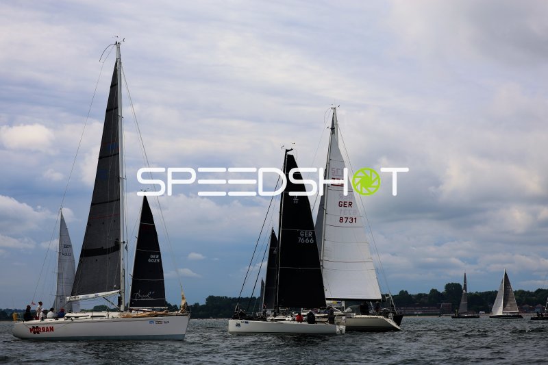 Segelregatta im Hafen Eckernförde mit mehreren Yachten