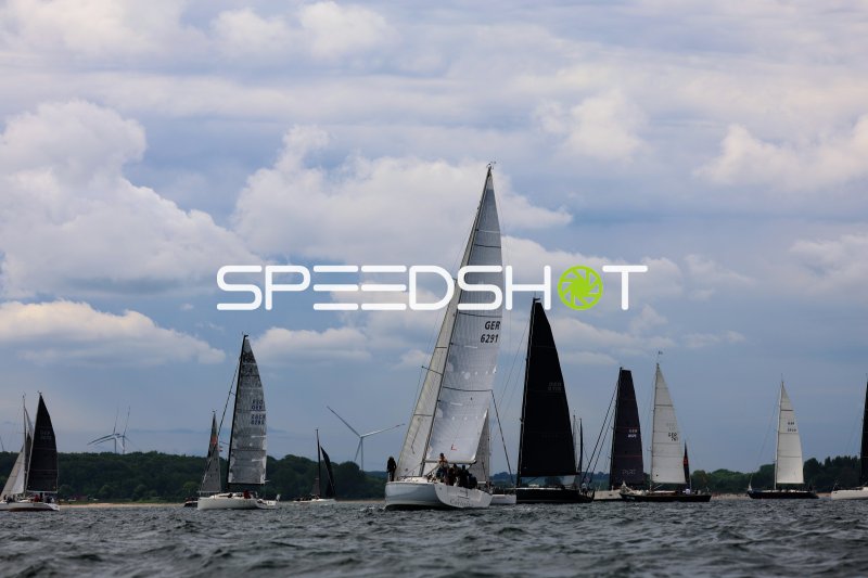 Segelregatta im Hafen Eckernförde mit mehreren Booten unter Segel