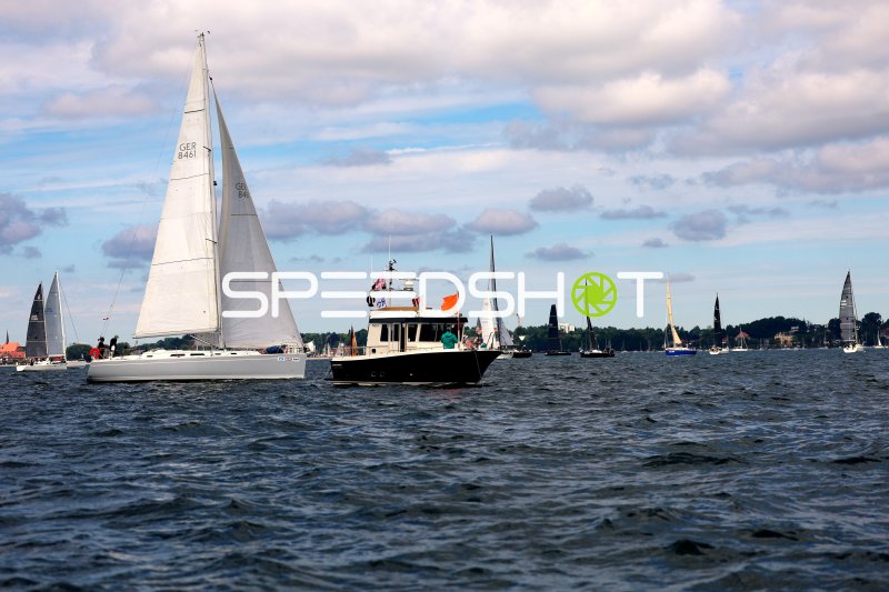 Segelregatta im Hafen Eckernförde mit Motorboot und Segelflotte