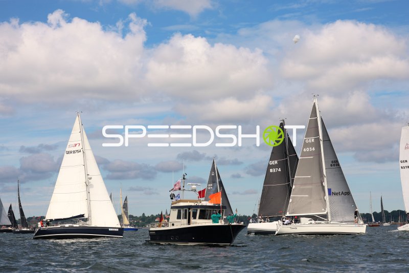 Segelregatta im Hafen Eckernförde mit mehreren Yachten