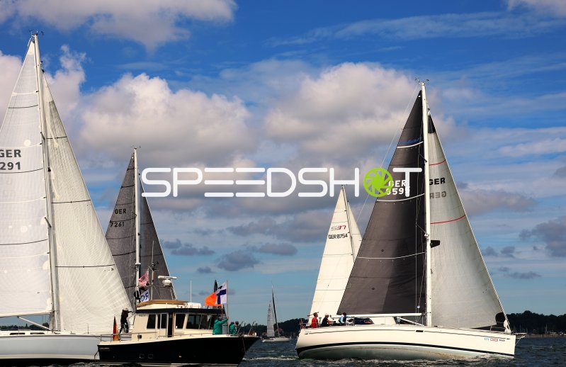 Segelregatta im Hafen Eckernförde mit mehreren Yachten