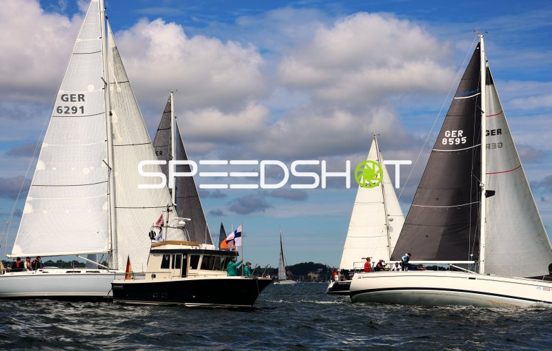 Segelregatta im Hafen Eckernförde mit mehreren Yachten
