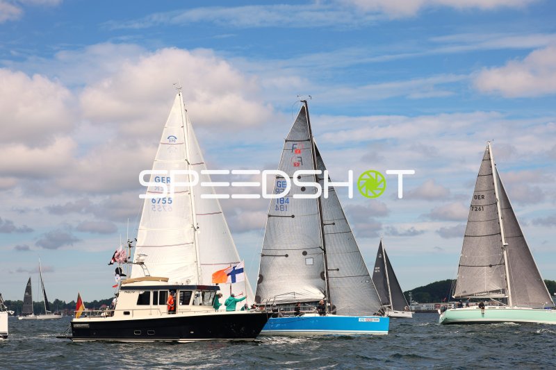 Segelregatta im Hafen Eckernförde mit mehreren Yachten