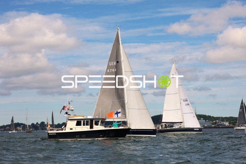 Segelregatta im Hafen Eckernförde mit Motorboot und Segelbooten