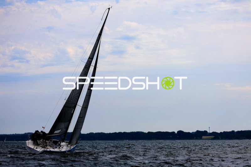 Segelboot mit gesetzten Segeln im Hafen Eckernförde