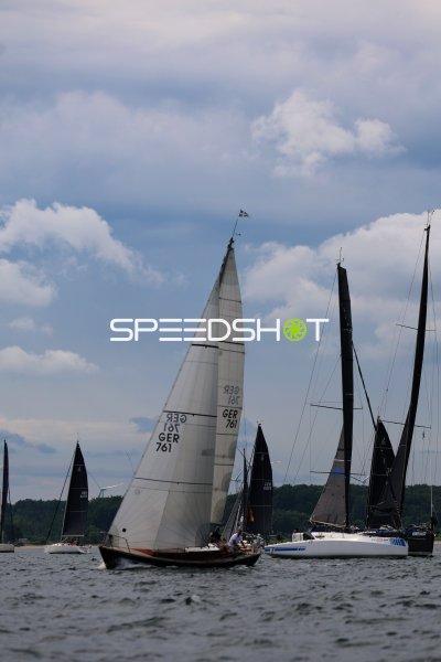 Segelregatta im Hafen Eckernförde mit mehreren Yachten unter Segeln