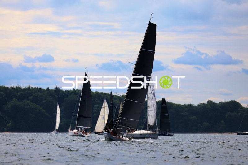 Segelregatta im Hafen Eckernförde mit mehreren Yachten