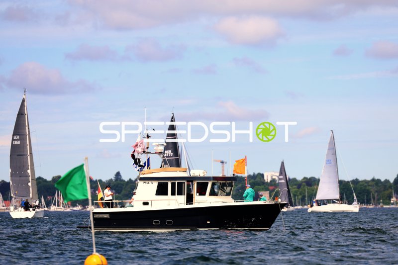 Segelregatta im Hafen Eckernförde mit Motorboot und Zuschauern