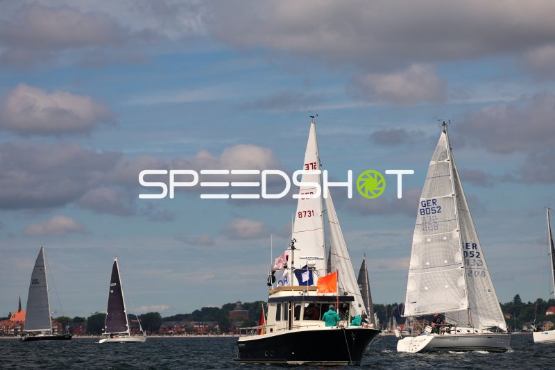 Segelregatta im Hafen Eckernförde mit Begleitboot und Wettkampfyachten