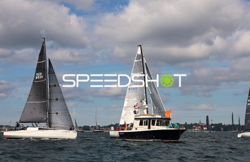 Segelregatta im Hafen Eckernförde mit zwei Yachten