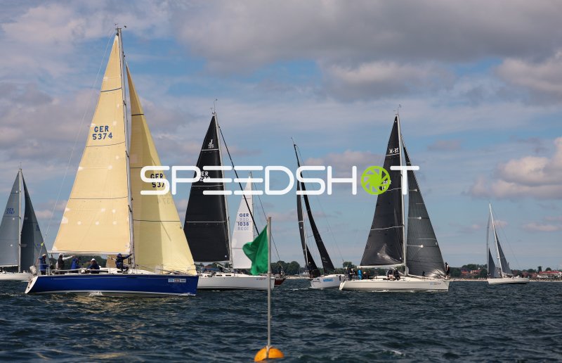 Segelregatta im Hafen Eckernförde mit mehreren Yachten