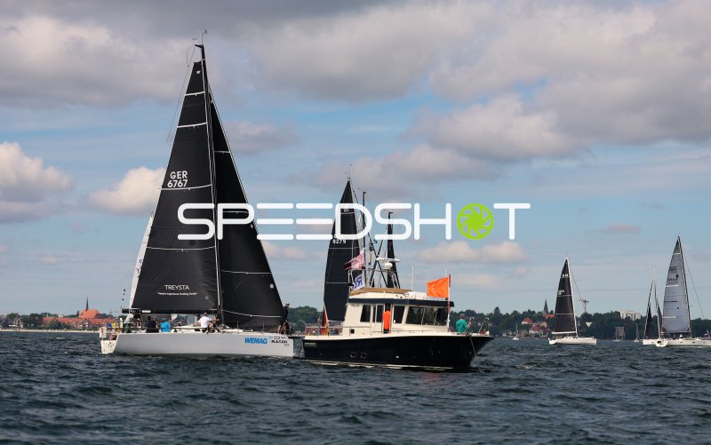 Segelregatta im Hafen Eckernförde mit mehreren Yachten